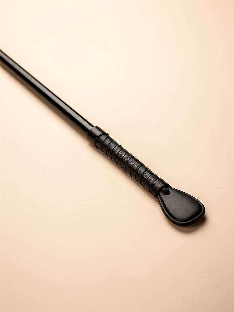 Vesper Riding Crop in black